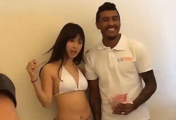 作为2020年最后一场爱情电影，《明天你是否依然爱我》开拍之初就令无数影迷翘首以待，Angelababy、李鸿其所塑造的浪漫氛围，也成功唤醒人们对爱情的期待与追爱的勇气